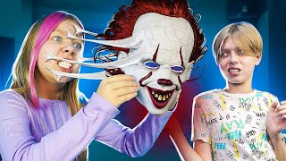 قناع المهرج Pennywise يتحكم في Ksyusha كل ليلة | قصة مضحكة من الحياة الحقيقية