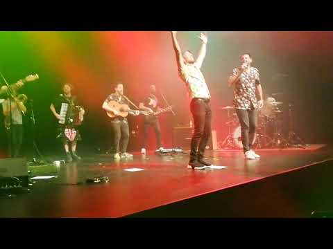 Actuación de EFECTO PASILLO con la Pegatina cantando EL BARRIO DE LAS BANDERAS