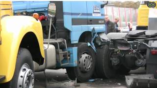 Ongeluk met drie vrachtwagens in Aalsmeer