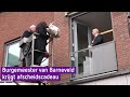 Aftredende burgemeester verrast met cadeau via hoogwerker