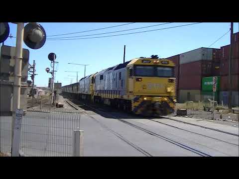 Pacific National 7CK5 Grain Train in Melbourne with 8111 & BL26 - Australian Trains