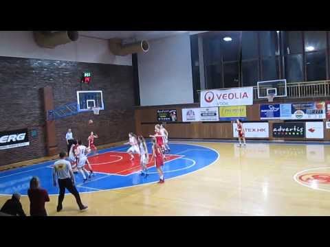 Extraliga juniorek: Hradec Králové-BA Sparta - pohledná akce Pražanek - Xbasket.net