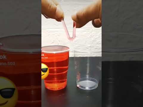 Cómo pasar el líquido de un vaso al otro