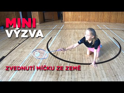 Mini výzva: zvedni míček ze země forhendem i bekhendem