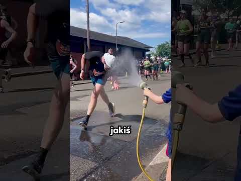 Ten chłopak pomógł biegaczom! 🏃