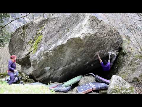 Il Banchettone, 8a+. Val di Mello