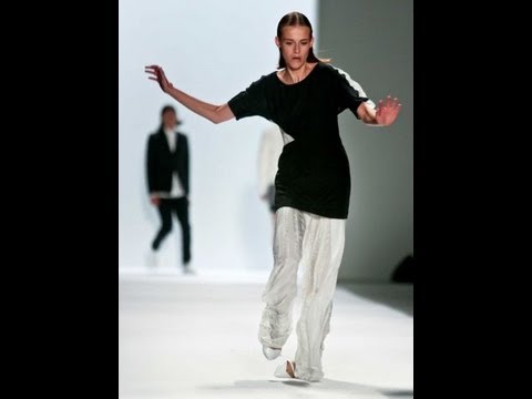 3 Models trip on their long flowy pants/skirts during Richard Chai fashion shows
