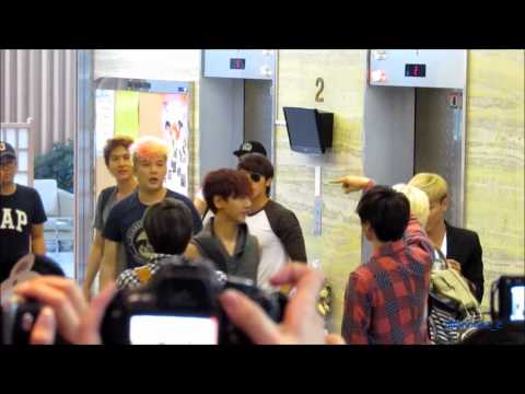 [Fancam]120720 Super Junior After KTR - Taking photos with fans