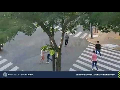 Video. Feroz ataque a una pareja de jóvenes para robarles el celular: la chica terminó en el Policlínico