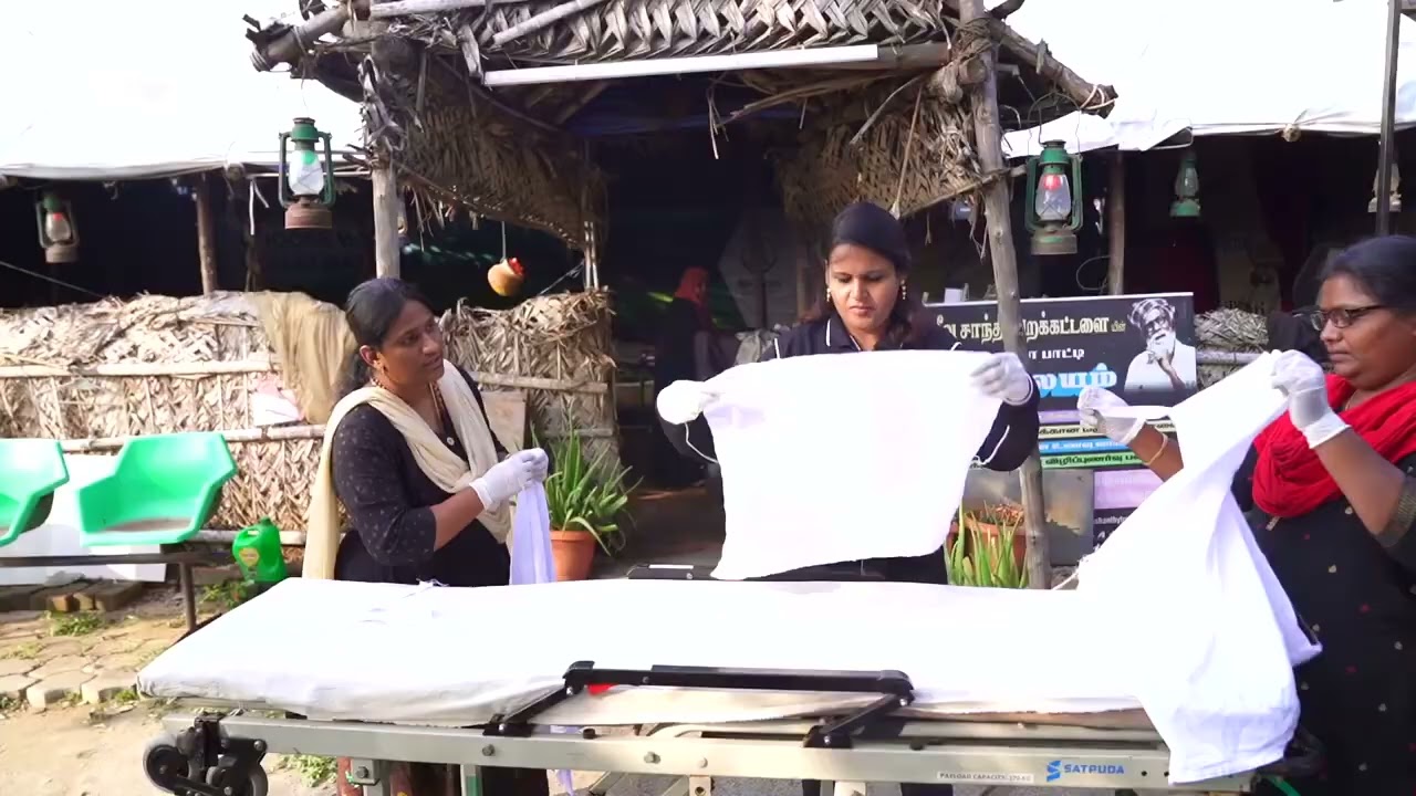 ஆதரவற்ற சடலங்கள் நல்லடக்கம் மற்றும் தினமும் 300 பேருக்கு உணவு போன்ற சேவைகளில் கோவை பெண்கள்குழு