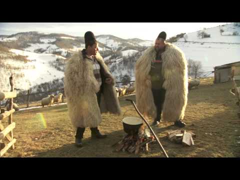 Ghiţă Ciobanul îi arată lui Cristi Tabără secretele gastronomice ale ciobanilor