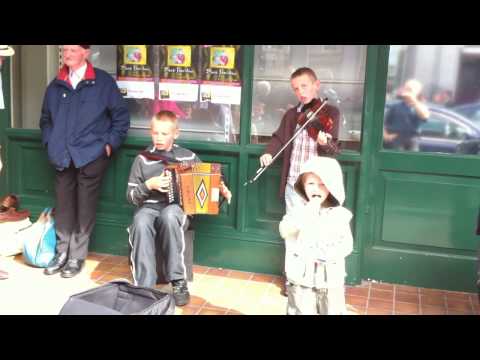 Colm Slattery busking in Cavan (reels)