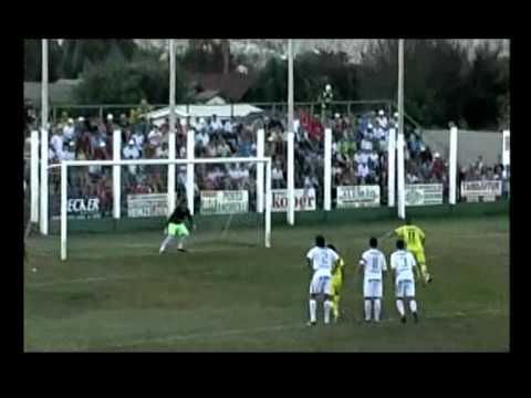 Rodrigo Mamá defende penalti