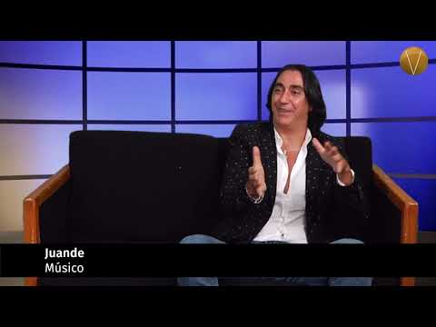 El músico español Juande hace homenaje a Armando Manzanero. Después de horas.