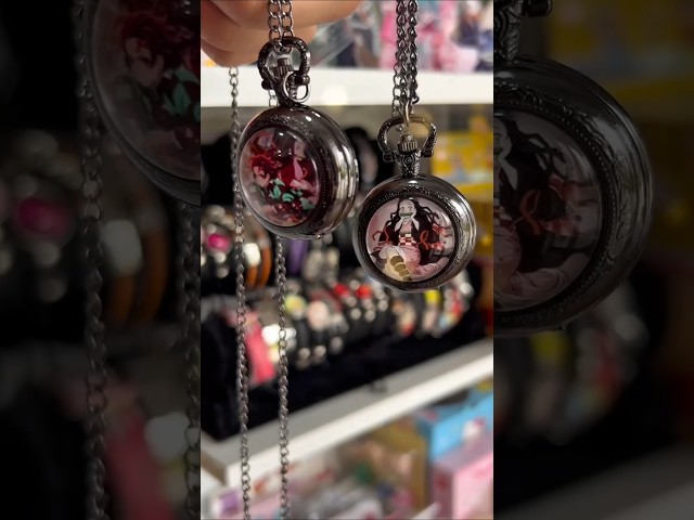 Vídeo relacionado con GAUEIOUR Collar con llave Alastor, accesorio de llave de amor de personaje de anime, colgante de juego de rol de niña, regalo de joyería con temática de anime (rojo), Plata esterlina, No es una piedra