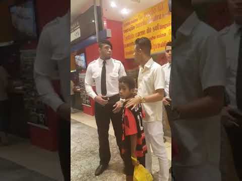 Vídeo que mostra seguranças impedindo homem de pagar almoço para menino revolta a internet