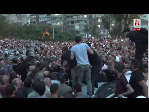 Ոստիկանությունը լուսաձայնային նռնակներ է կիրառում ցուցարարների նկատմամբ