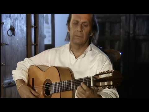Paco de Lucía interpretando «Cositas Buenas» con cajón peruano, en el videoclip oficial