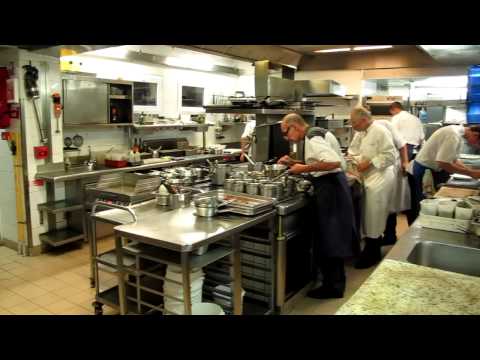 Cozinha ocupada em La Bastide Saint Antoine