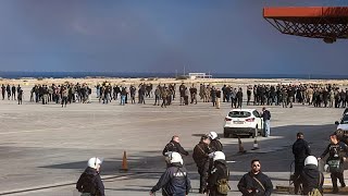 Los agricultores invaden la pista del aeropuerto griego de Creta obligando a suspender vuelos