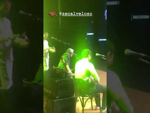 Zeca Veloso sambando durante o show ofertório
