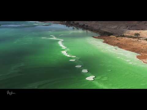 Vista aérea deslumbrante do Mar Morto em Israel em 4k - Drone Cinematography por Tal Hanoci