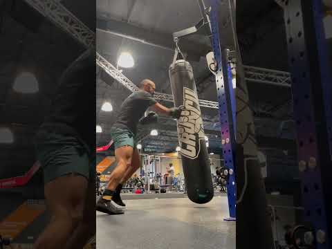 CRUNCH FITNESS HITTING THE BAG | BOXING SESSION | SLIGHT BACK INJURY NOT STOPPING ME