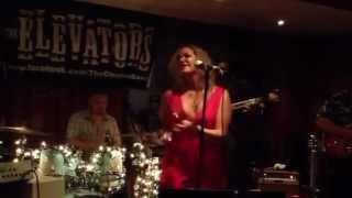 Elaine Tuttle performs Hold On (I'm Coming) with The Elevators