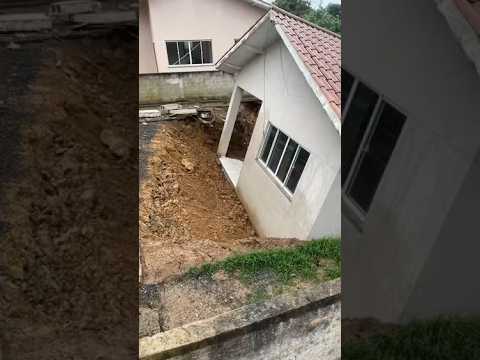 Casa inteira desliza após barranco ceder com as chuvas em Imbituva