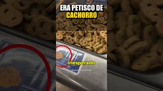 Ele comeu um petisco de cachorro sem perceber! 😂