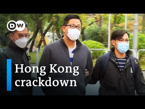 香港警方拘捕數十名民運人士｜DW新聞網 (Hong Kong police arrest dozens of pro-democracy activists | DW News)