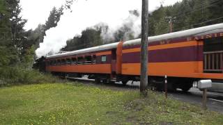 preview picture of video 'Mt. Rainier Scenic Railroad. 2-8-2 Steam Locomotive at Railroad Crossing.'