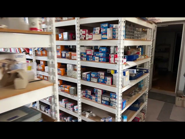 1332683 Reservdelslager med blandade fordonsdetaljer