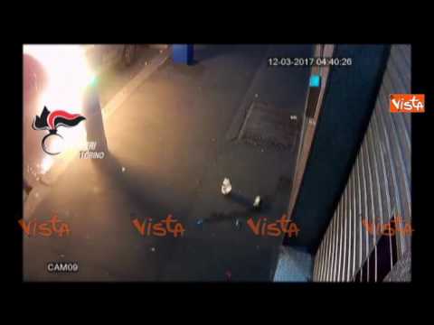 Torino, piromane ivoriano brucia le auto del car sharing elettrico