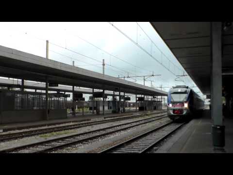 JAZZ ETR. 425 REGIONALE ARRIVA E RIPARTE : STAZIONE DI CUNEO - 23 - 8 - 2014.