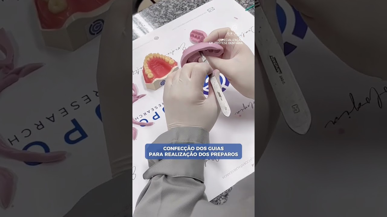 Laboratório de laminados cerâmicos em nosso curso de especialização em prótese dentária