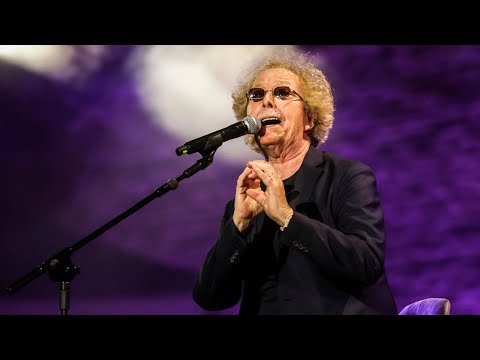 Fabio Concato in un medley dei suoi successi sul palco della finalissima di Musicultura 2023