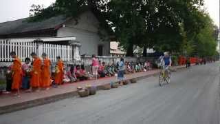 preview picture of video 'Morning Alms Offering in Luang Prabang'