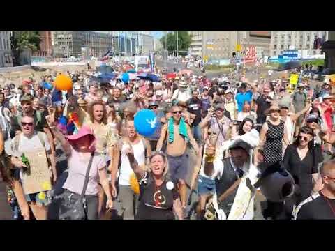 Captain Future feat Dr. Drosten. Damit hält man das nicht auf Musikvideo