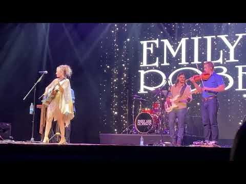 Emily Ann Robert’s live at Dollywood 