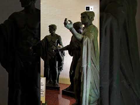 sabías que este teatro, hito de la cultura minuana, es casi enteramente fabricado en ladrillo visto?