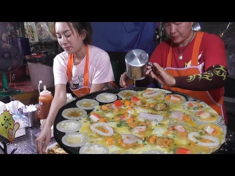 Mother & Daughter Making Thai Pan Fried Seafood Omelette | Jomtien Night Market Pattaya Video