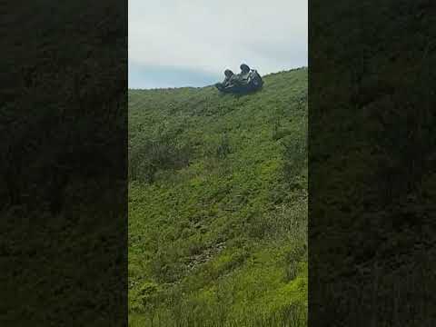 Машина свалилась в обрыв! Водитель вылетел в окно! Жесть. Осторожно мат!