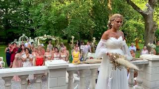 Un lancer de bouquet un peu spécial... 💐