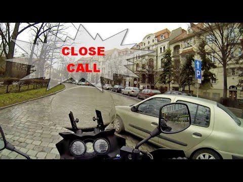 Close call on a V-Strom because of a bad car driver