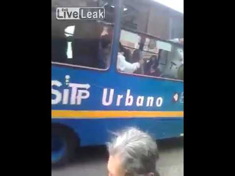 Złodziej zaklinował się w drzwiach autobusu 