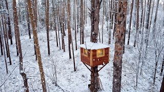 Survived in A TREEHOUSE in the middle of A BLIZZARD! 😱