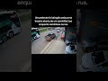 Um pedestre foi atingido pela porta traseira aberta de um caminhão baú enquanto caminhava na rua