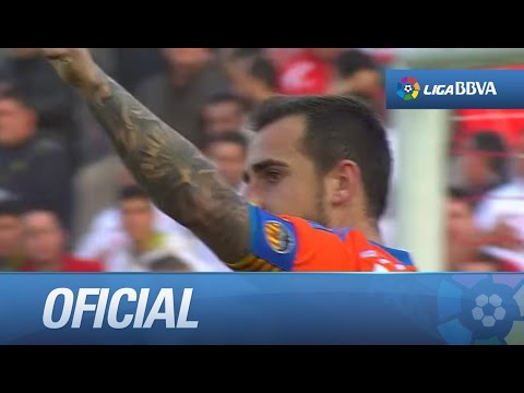 Remate de Alcácer que sale por encima de portería