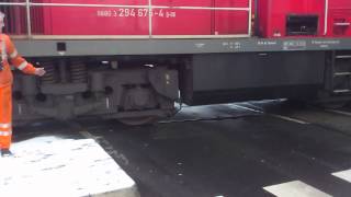 preview picture of video 'DB-Güterzug blockiert Straßen und KVB in Köln Poll'